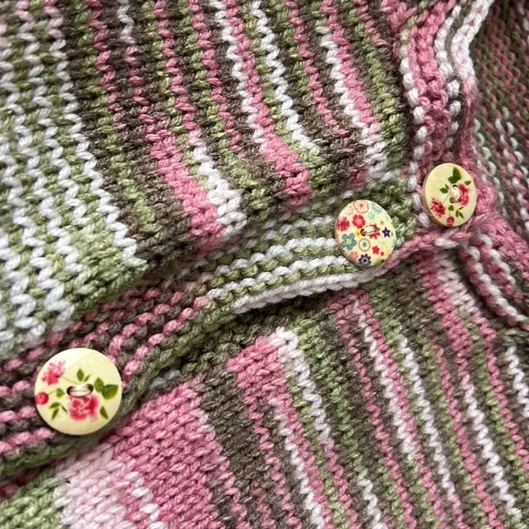 Vintage hand knit sweater vest with floral buttons - Picture 6 of 7